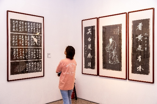 观众在欣赏黄庭坚书法文献展作品。(主办方供图)